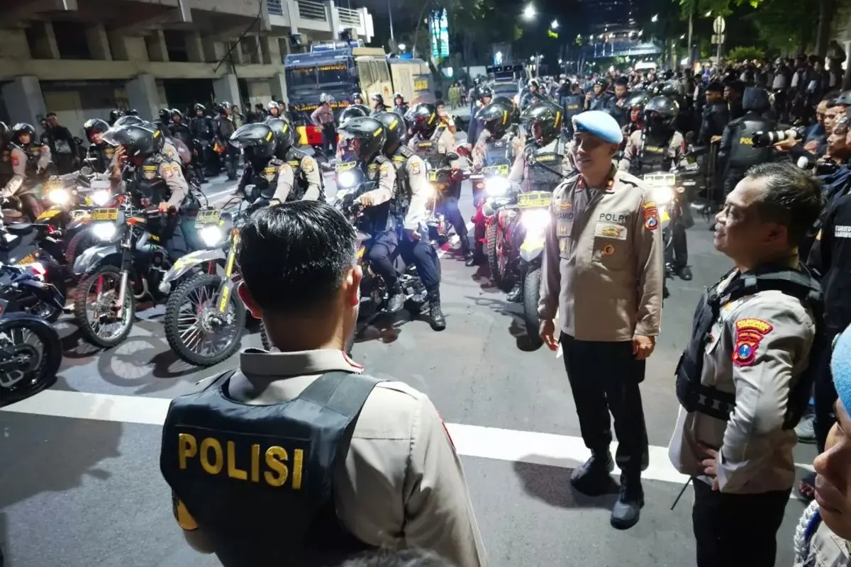 Demo di Depan Grahadi Berujung Ricuh, Polisi Bubarkan Massa Usai Aksi Perusakan