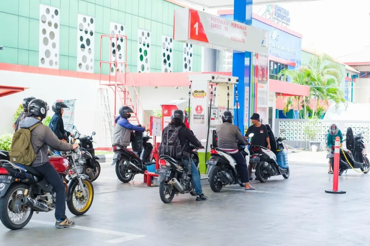 Kenaikan Harga Pertamax Ubah Pola Konsumen, Antrean Pertalite di SPBU Bondowoso Meningkat