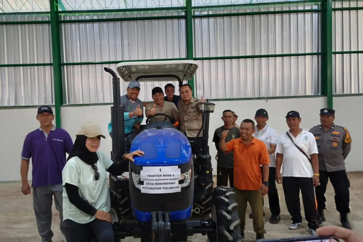 Petani Sidoarjo Terima Bantuan Traktor, Bupati Subandi Dorong Modernisasi Pertanian