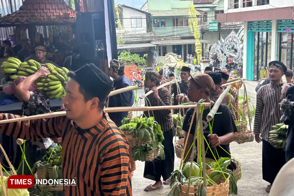 Arak-arakan Sedekah Bumi Semarakkan Merti Bumi Tulungrejo