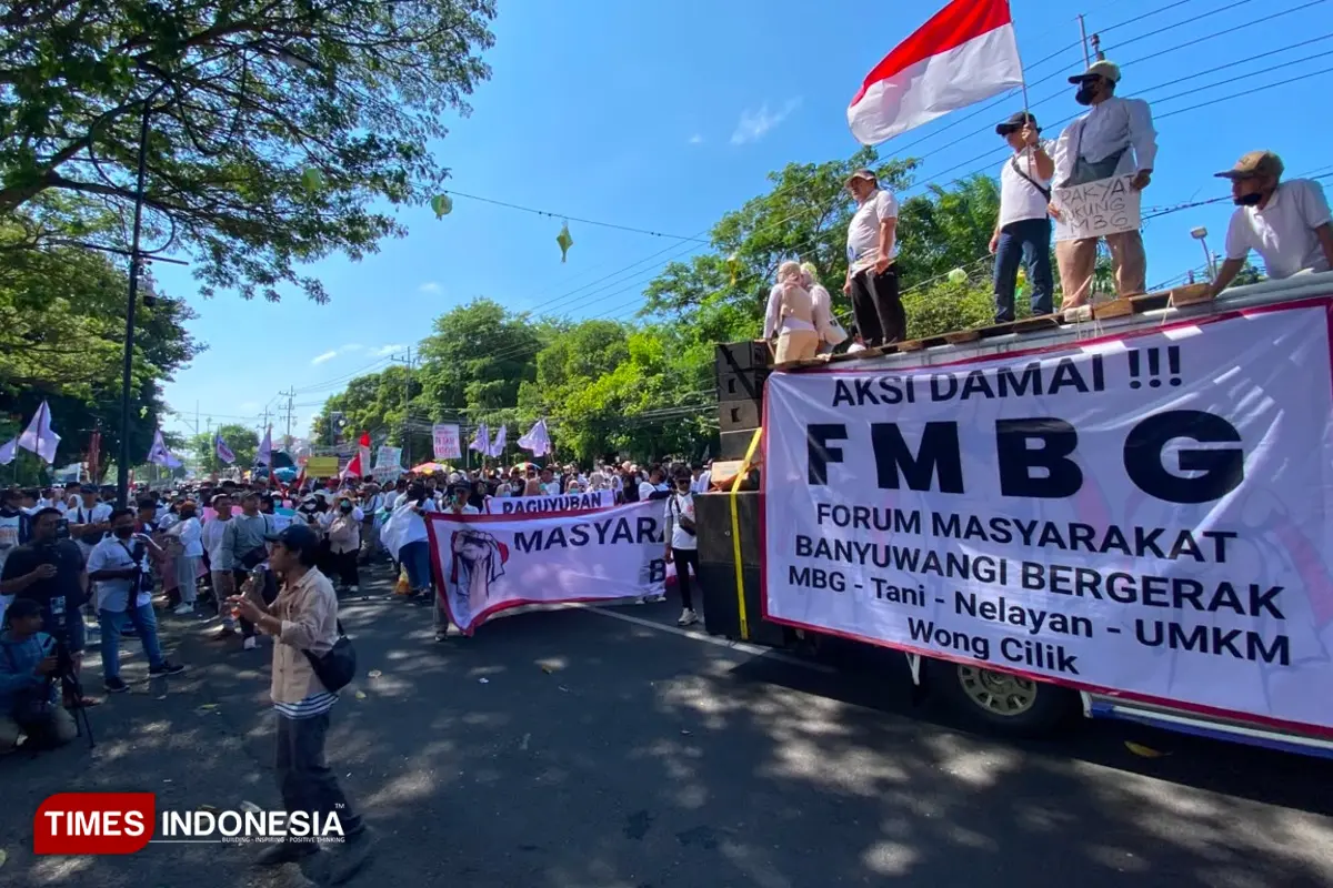 Demo Dukung Program MBG, Pegawai SPPG di Banyuwangi Diangkut Bus Pariwisata