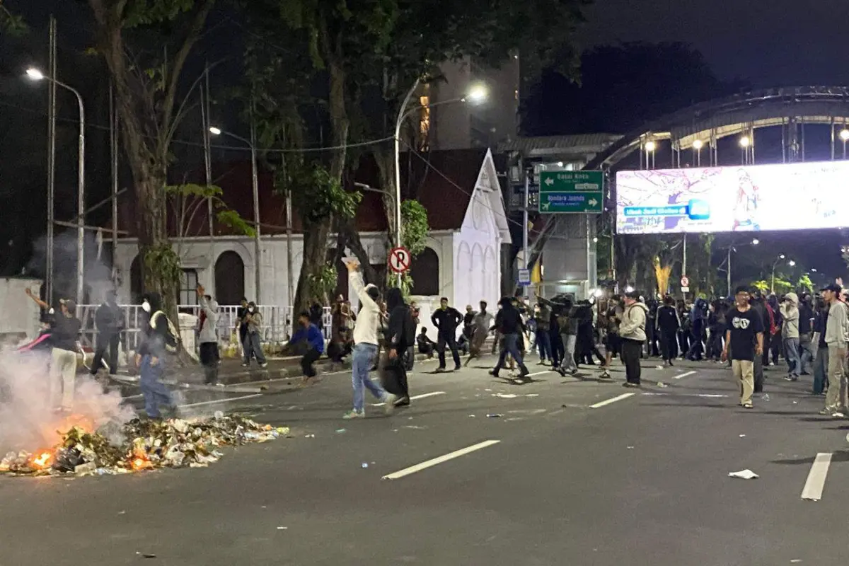 Demo Ricuh di Grahadi Surabaya, Kantor DPRD Rusak dan Belasan Demonstran Masih Diperiksa Polisi
