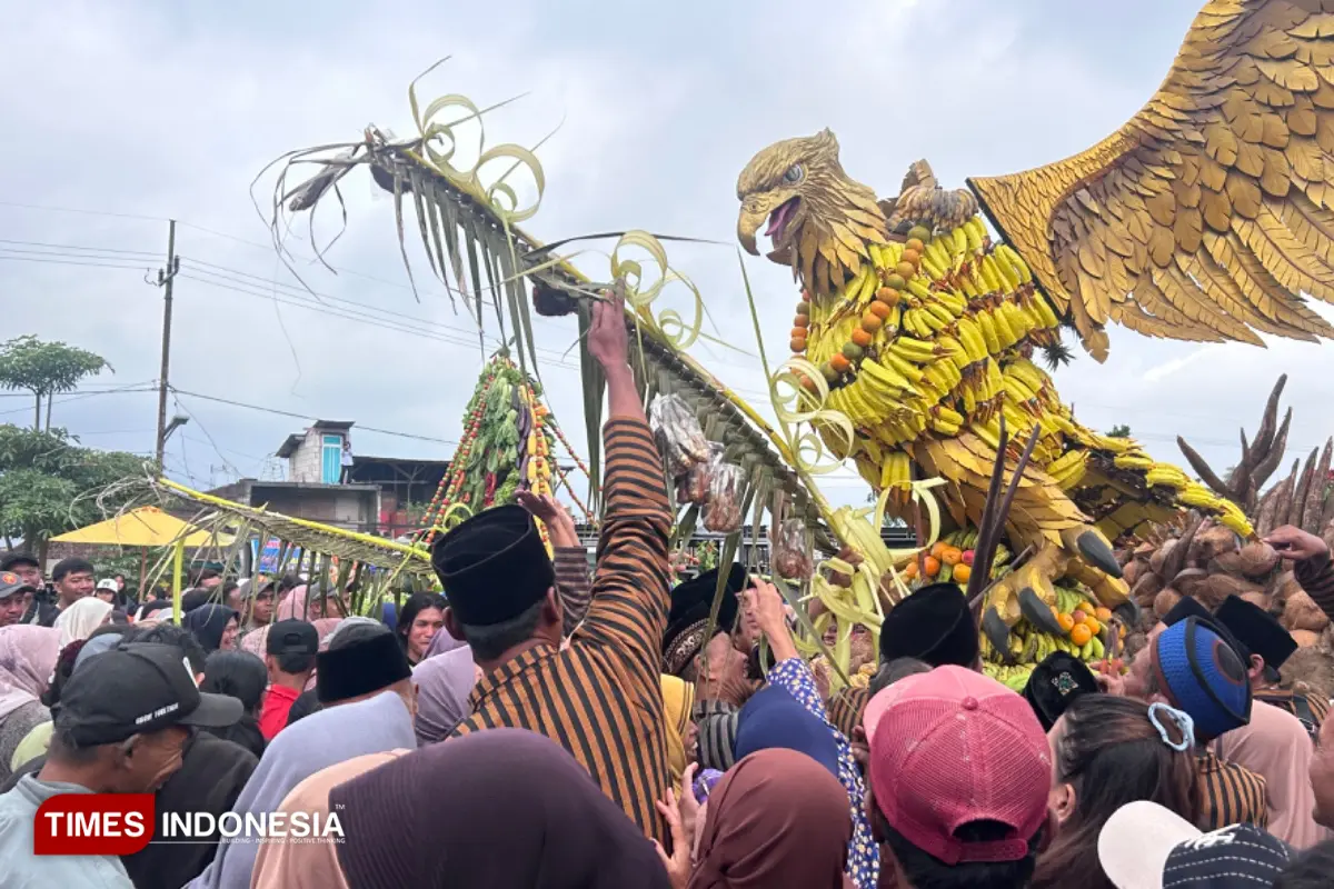 Ribuan Warga Serbu Gunungan Tumpeng Raksasa di Selamatan Desa Bumiaji