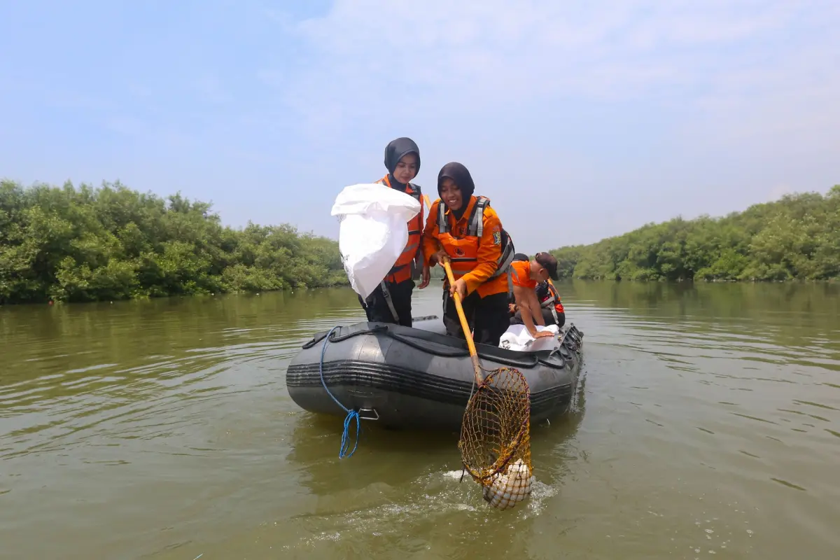 BRIDA Surabaya Kembangkan Pirolisis untuk Ubah Sampah Plastik Mangrove Jadi Bahan Bakar Nelayan