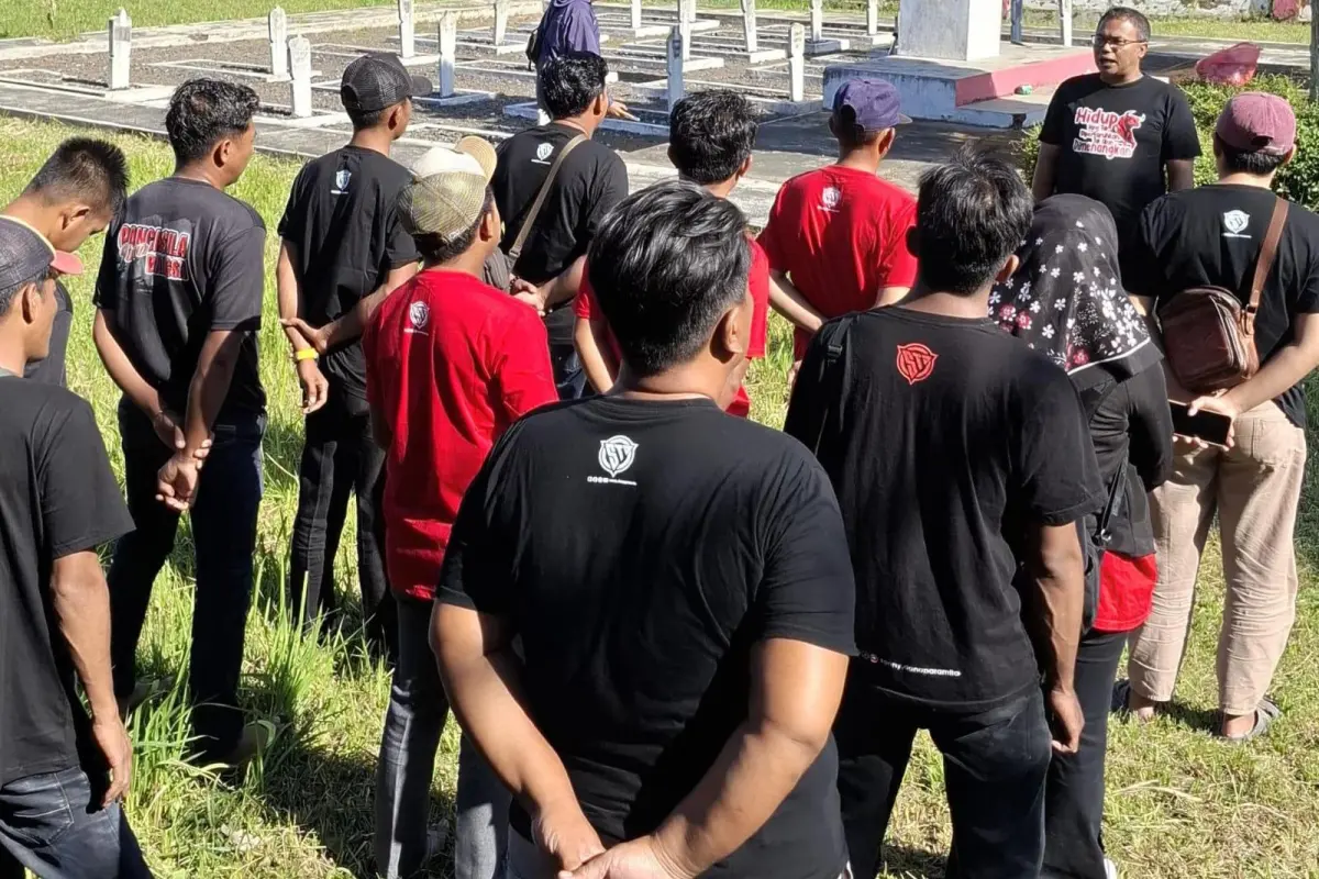 Bulan Bung Karno, Relawan STD Napak Tilas dan Tabur Bunga di TMP Bondowoso