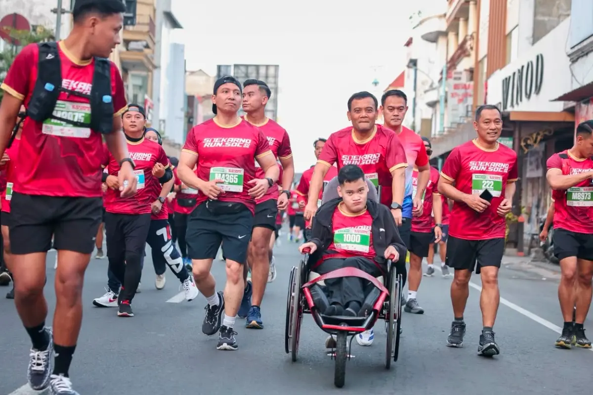 Dorong Kursi Roda Putranya di Soekarno Run 2026, Ahmad Luthfi Tebarkan Semangat Inklusivitas