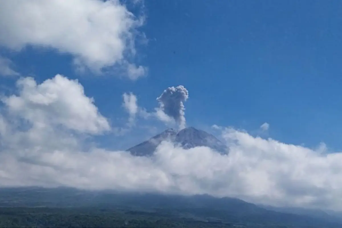 Gunung Semeru Erupsi 4 Kali pada Minggu Siang, Tinggi Kolom Abu Capai 1.000 Meter