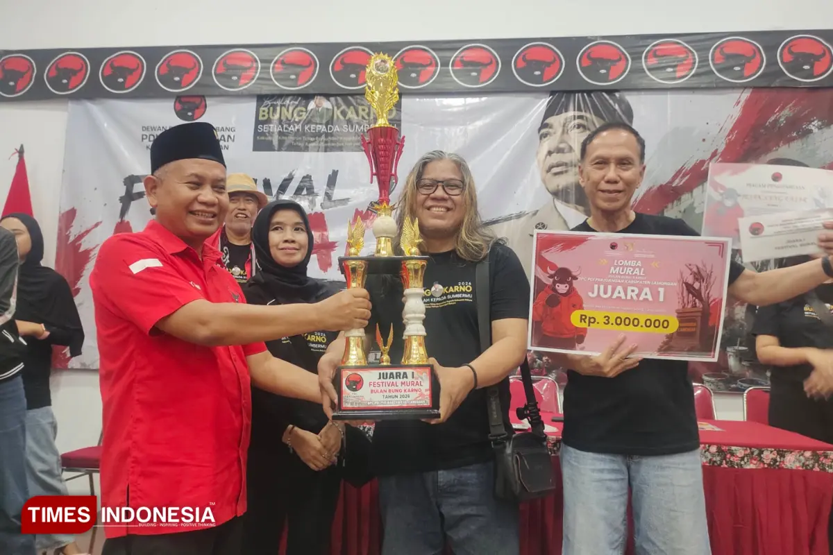Tim Seniman Mural Surabaya Juarai Festival Mural Bulan Bung Karno 2026 di Lamongan