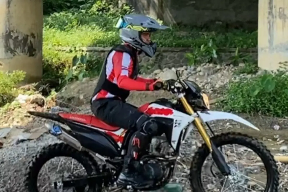 Trabas Jalur Ekstrem, Berbagi di Huntara: Polres Tegal Memaknai Hari Bhayangkara ke-80