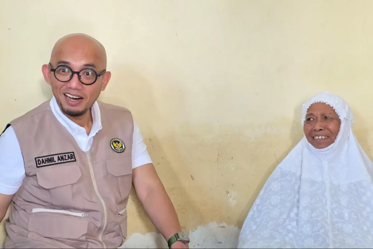 Jalankan Amanah Presiden, Wamenhaj Kembali Salurkan Bantuan bagi Jemaah Haji yang Terlilit Hutang