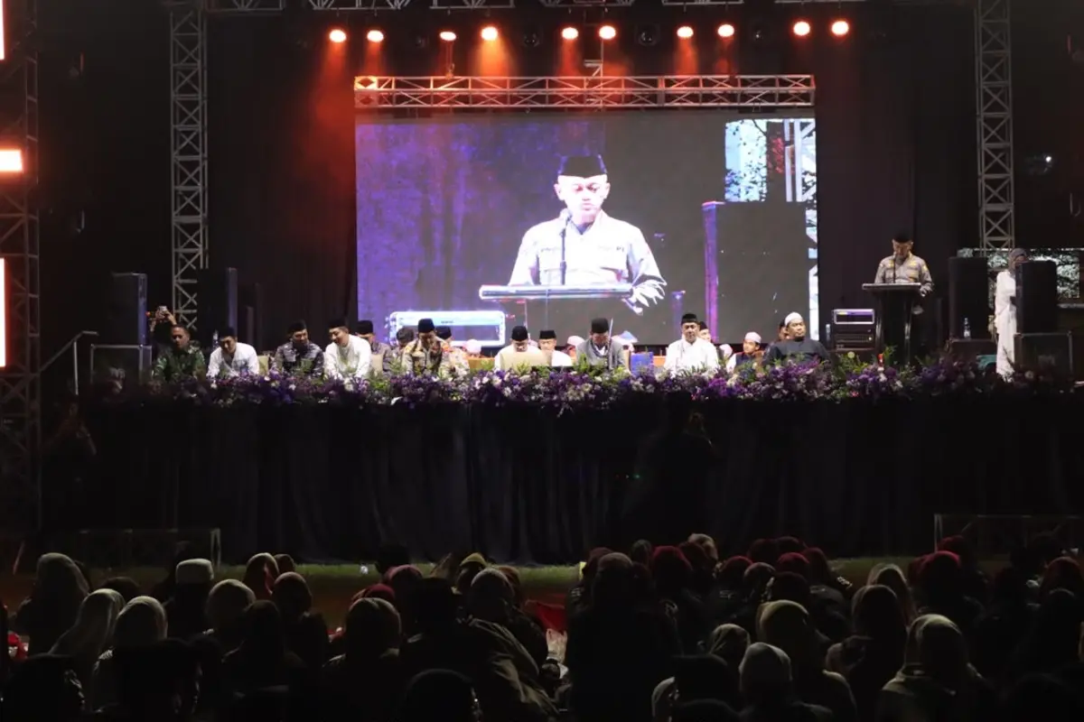 Ratusan Jemaah dan Polresta Banyuwangi Lantunkan Sholawat untuk Kedamaian Negeri