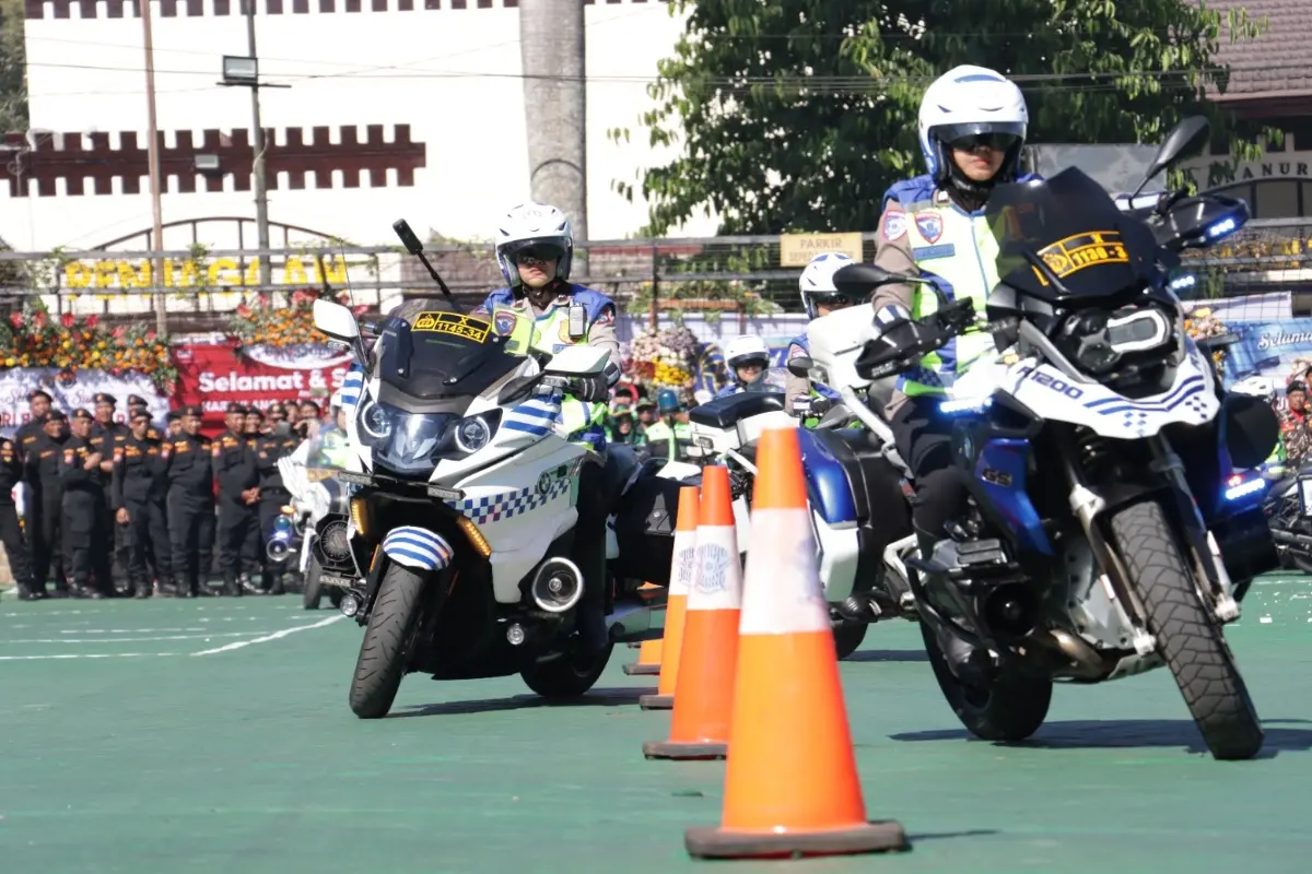 Atraksi 'Srikandi' Polwan Satlantas Polres Malang Meriahkan Hari Bhayangkara ke-80
