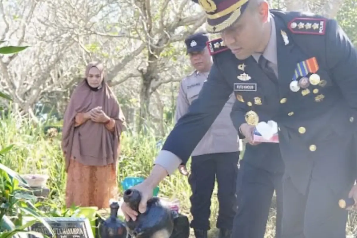 Hari Bhayangkara ke-80, Kapolresta Malang Kota Refleksi Lewat Ziarah ke Makam Korban Tragedi Kanjuruhan