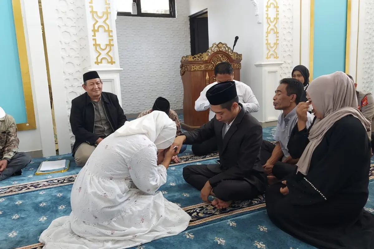 Diselimuti Suasana Haru, Tahanan Kasus Curat Menikah di Masjid Polres Tasikmalaya Kota