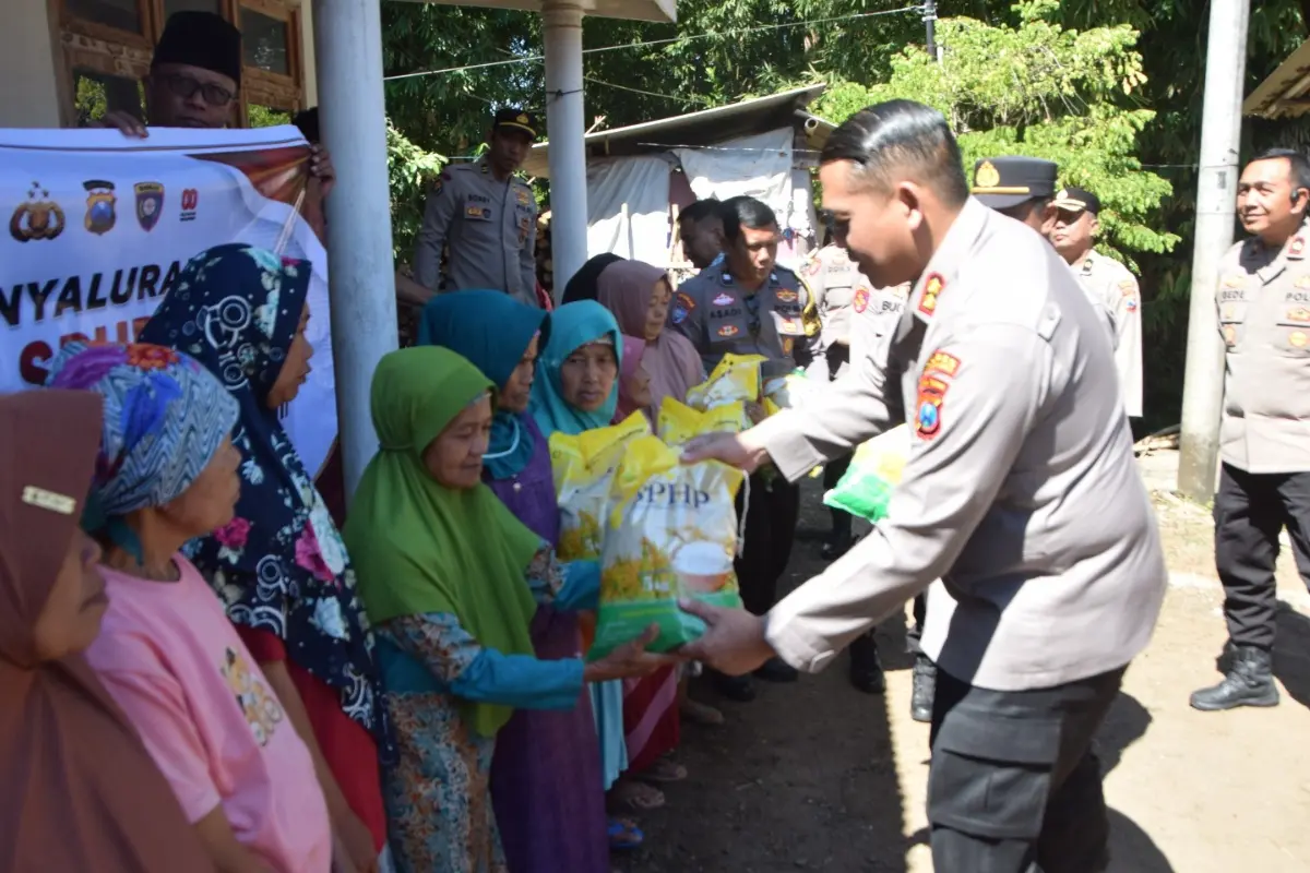 HUT Bhayangkara ke-80, Kapolres Bondowoso Salurkan Beras untuk Warga Terpencil