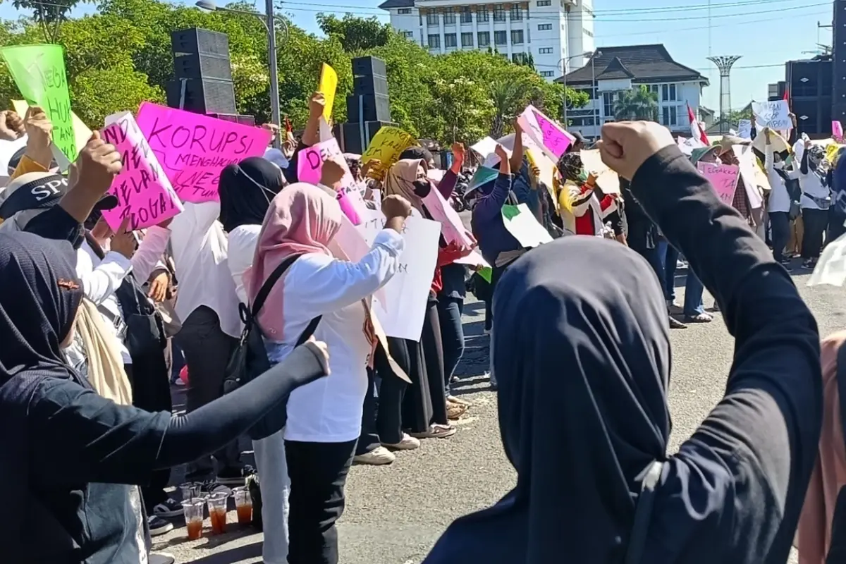 Ratusan Warga Ponorogo Demo di DPRD, Desak Keberlanjutan Program MBG