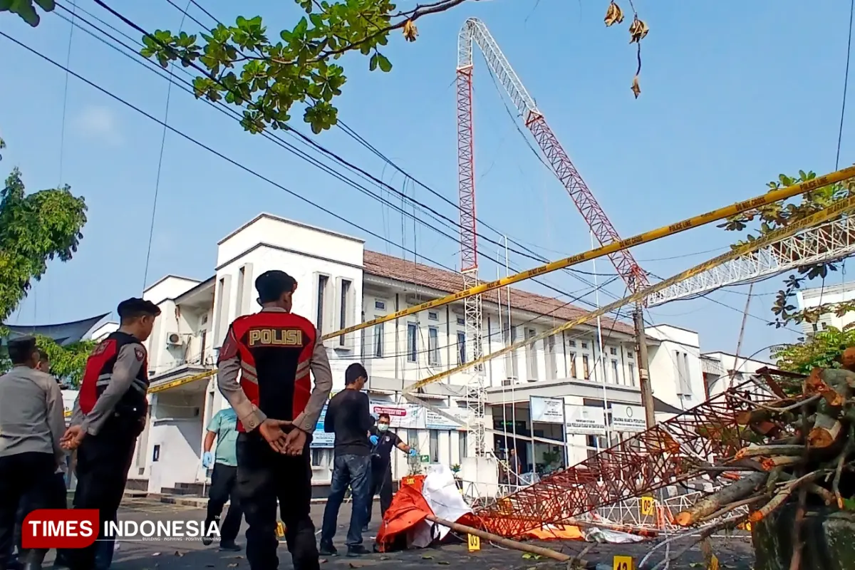 Dua Pekerja Tewas Saat Bongkar Tower Bekas di Kompleks Perkantoran Purwaharja