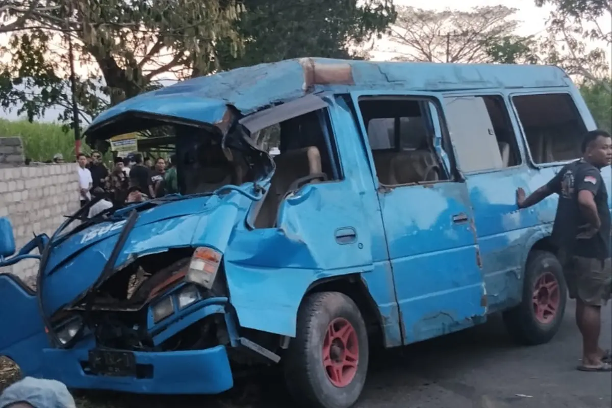Viral Mobil Pengangkut Pekerja Pabrik Udang Terguling di Wonosari Bondowoso, Satu Orang Tewas