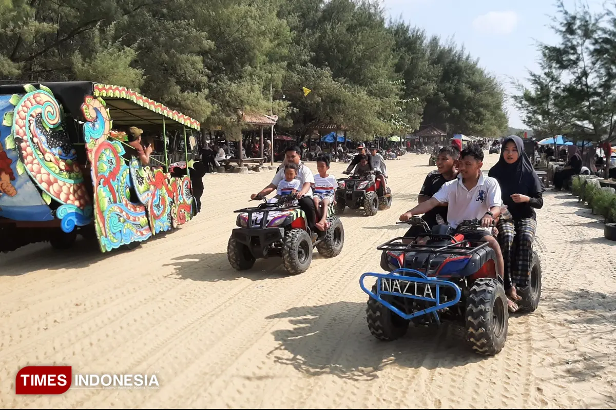 Puncak Libur Sekolah, Di Tengah Hari Sudah 6 Ribu Wisatawan Padati Pantai Karang Jahe Rembang