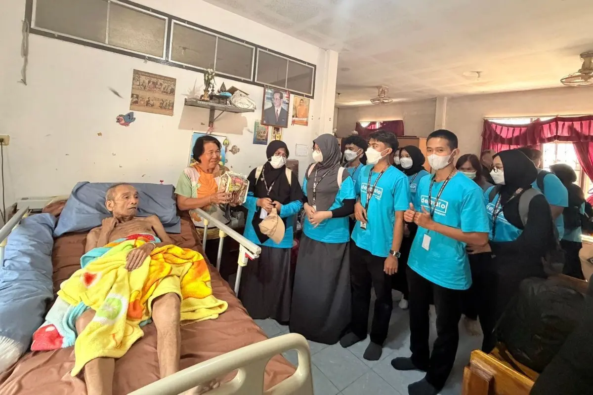 Beri Dukungan Kemanusiaan, Mahasiswa KSM Internasional UNISMA Kunjungi Pasien Tirah Baring di Thailand