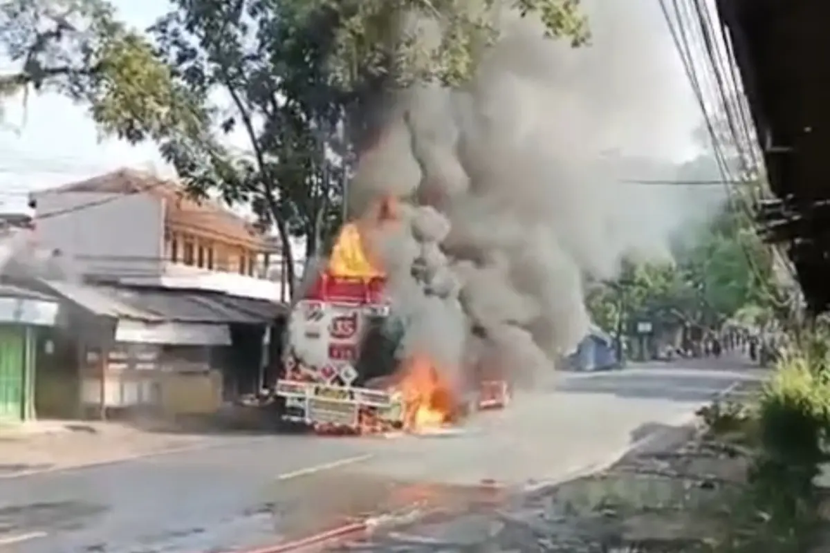 Truk Pertamina Pengangkut 24 Ribu Liter Pertalite Meledak di Warungkondang Cianjur
