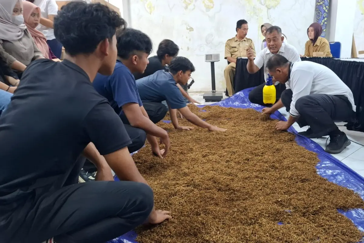 Pekerja Perusahaan Rokok di Banjarnegara Dilatih Blending Tembakau dan Teknik Pelintingan