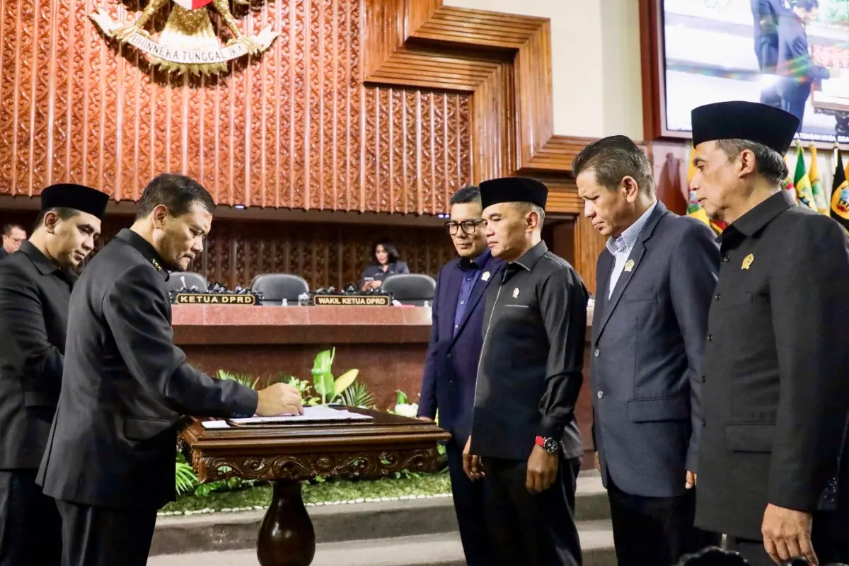 APBD Jateng 2025 Disetujui DPRD, Ahmad Luthfi Andalkan Investasi Hadapi Tekanan Fiskal