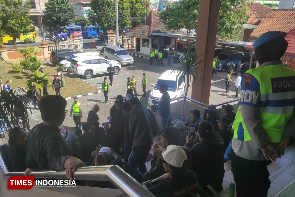 Jalan Desa Gagal Dibangun, Puluhan Warga Desa Sirukun Geruduk DPRD Banjarnegara