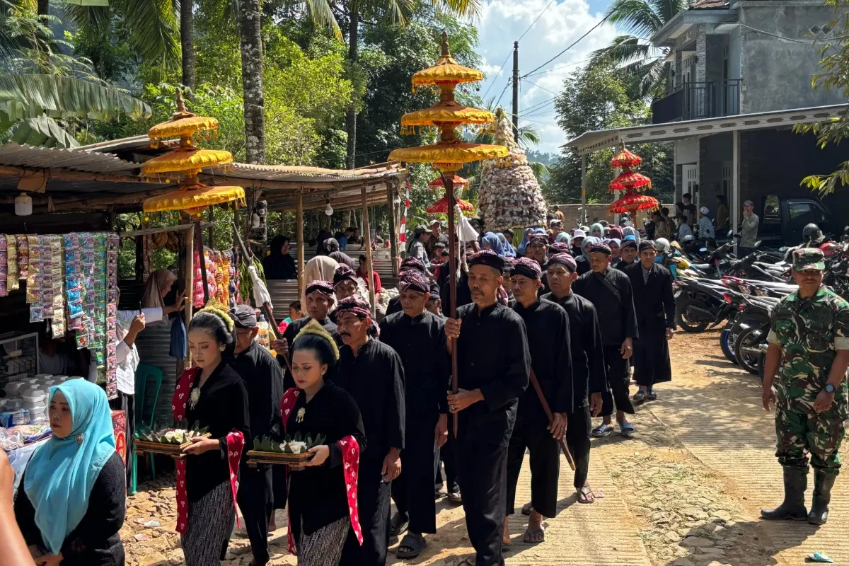 Jaga Tradisi dan Budaya, Ribuan Warga Gumelem Kulon Banjarnegara Ikuti Grebeg Suran Sunan Geseng