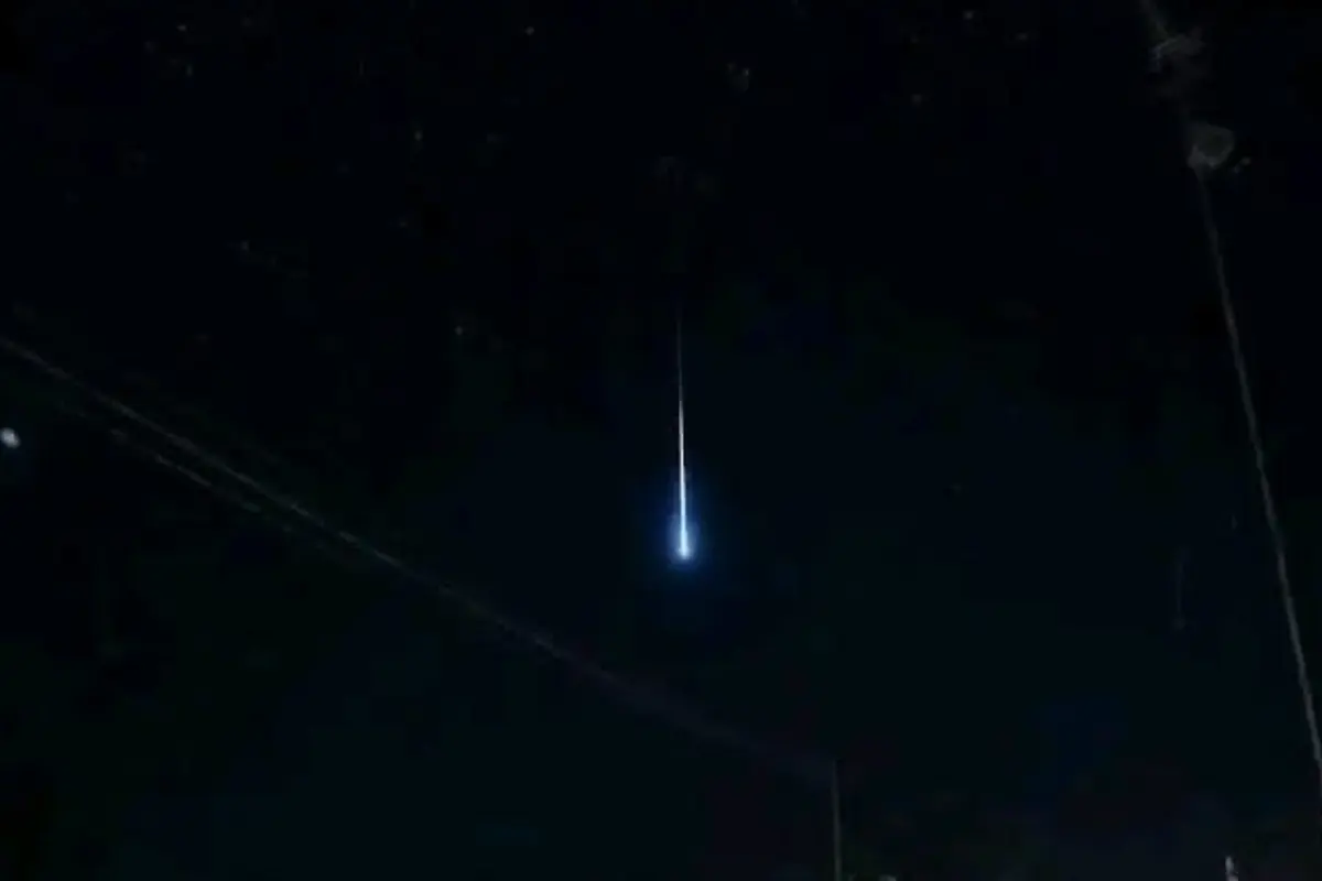 Bikin Geger, Fenomena Cahaya Biru Misterius Membelah Langit Majalengka