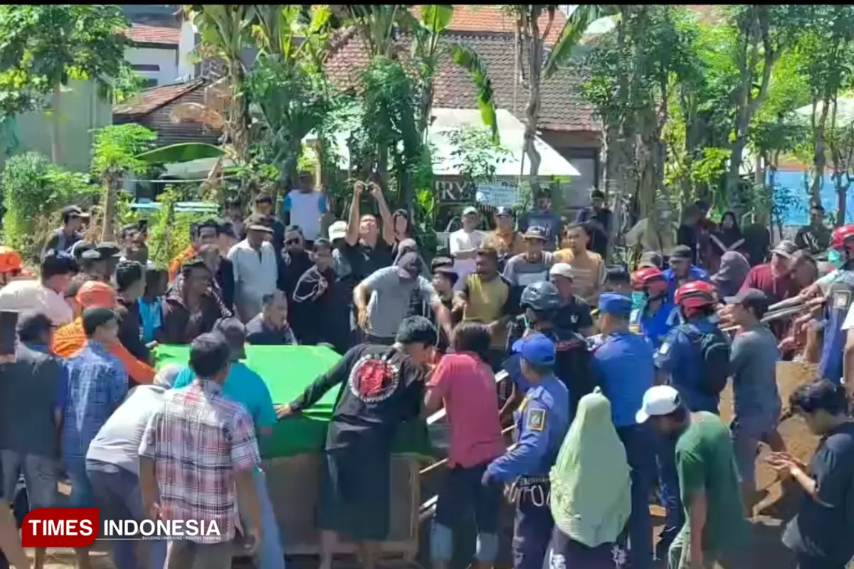 Damkarmat Bantu Makamkan Jenazah Berbobot 200 Kilogram di Banyuwangi