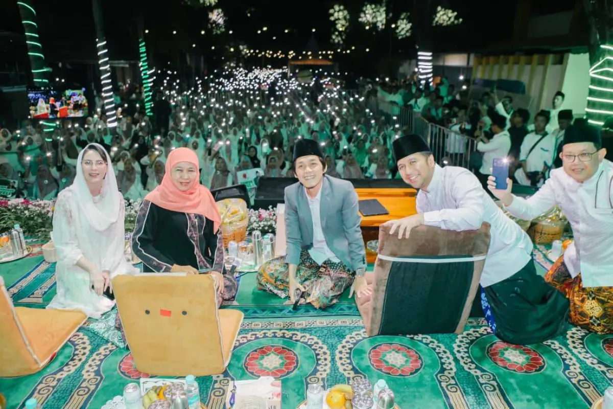 Gubernur Khofifah Bersama Ribuan Masyarakat Bersholawat Bareng Gus Iqdam