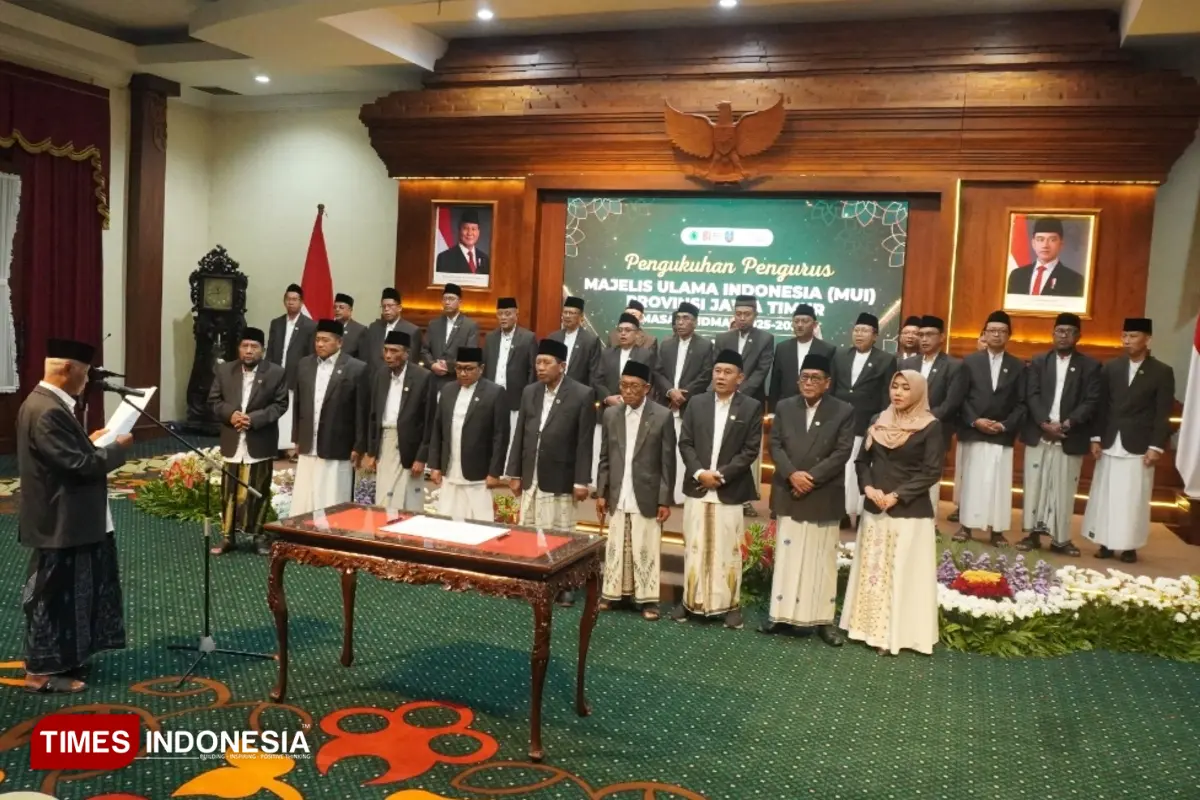 Khofifah Minta MUI Jatim Kuasai Ruang Digital, Pengurus Baru Resmi Dikukuhkan