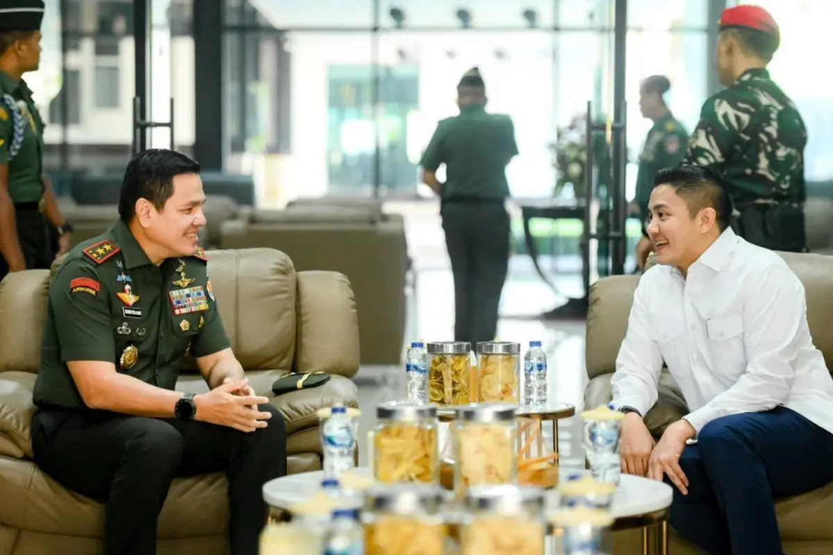 Seskab Teddy Beri Pembekalan Strategis untuk Calon Perwira Remaja Akmil di Magelang