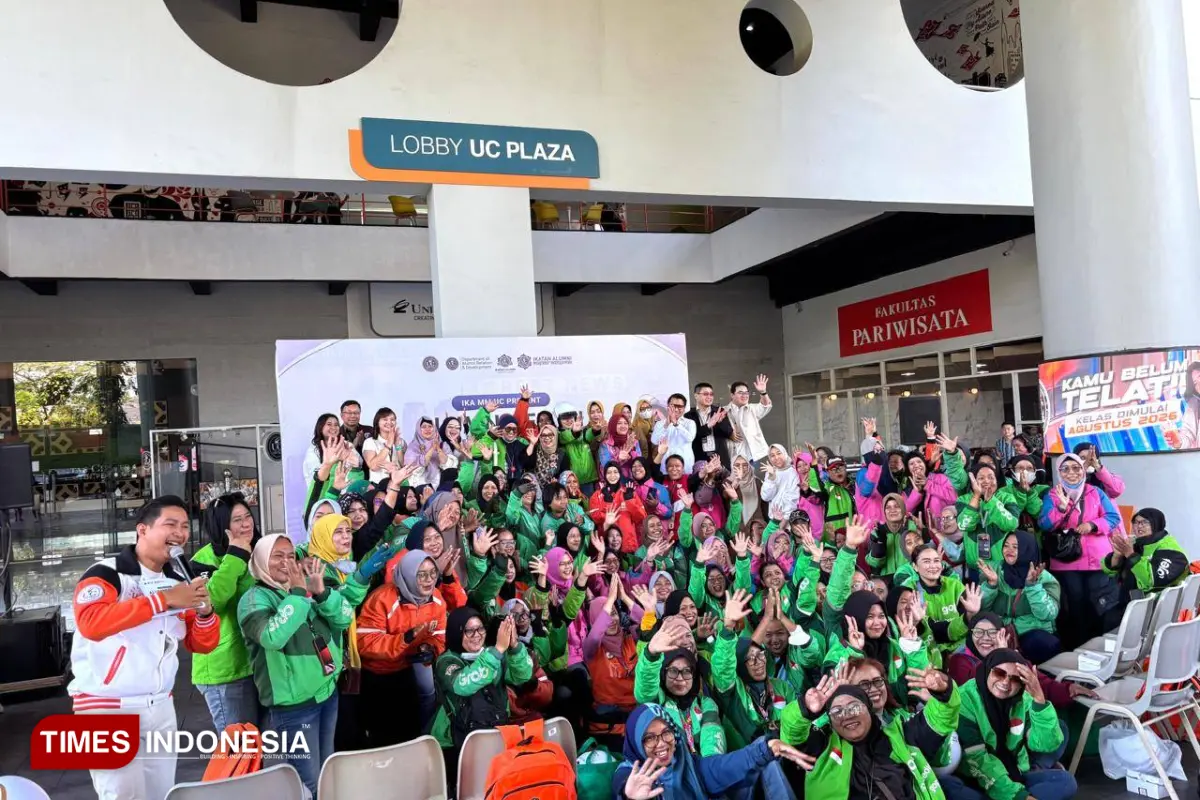 Apresiasi Srikandi Jalanan, IKA MM UC Beri Bantuan untuk 100 Ojol Perempuan di Surabaya