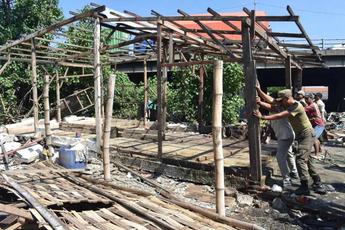 Pemkot Surabaya Tertibkan Bangunan Liar di Flyover Tambak Mayor Untuk Proyek Rumah Pompa