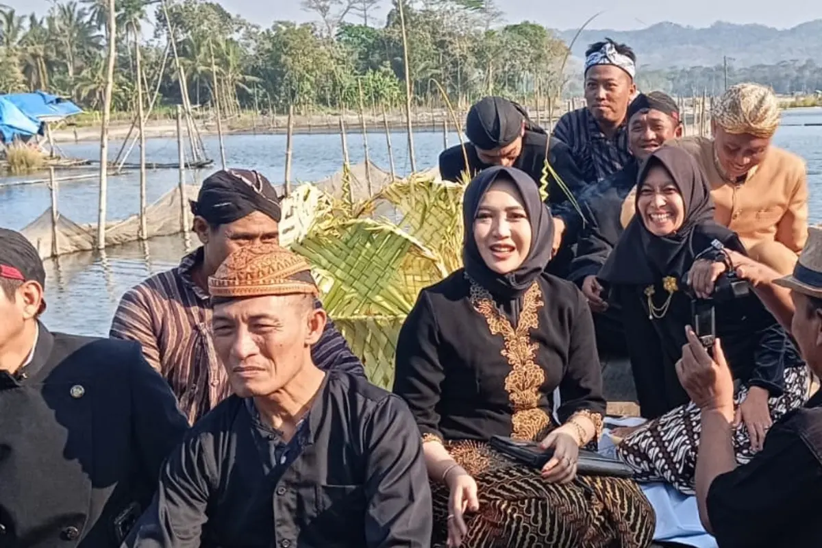 Kearifan Lokal Desa Senggreng, Larung Berkah Hasil Ikan Keramba dan Gunungan