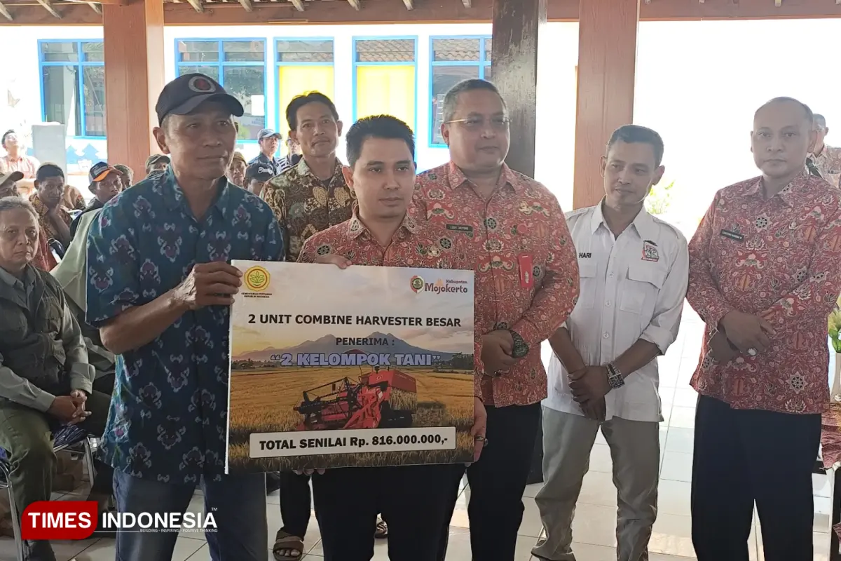 Bupati Mojokerto Pimpin Panen Raya, Salurkan Bantuan Pertanian Rp5,4 Miliar untuk 104 Kelompok Tani