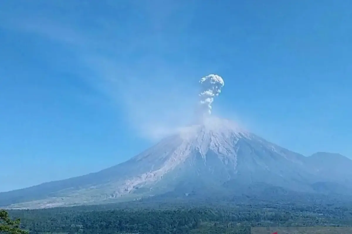Aktivitas Gunung Semeru Didominasi Gempa Erupsi, PVMBG Waspadai Awan Panas