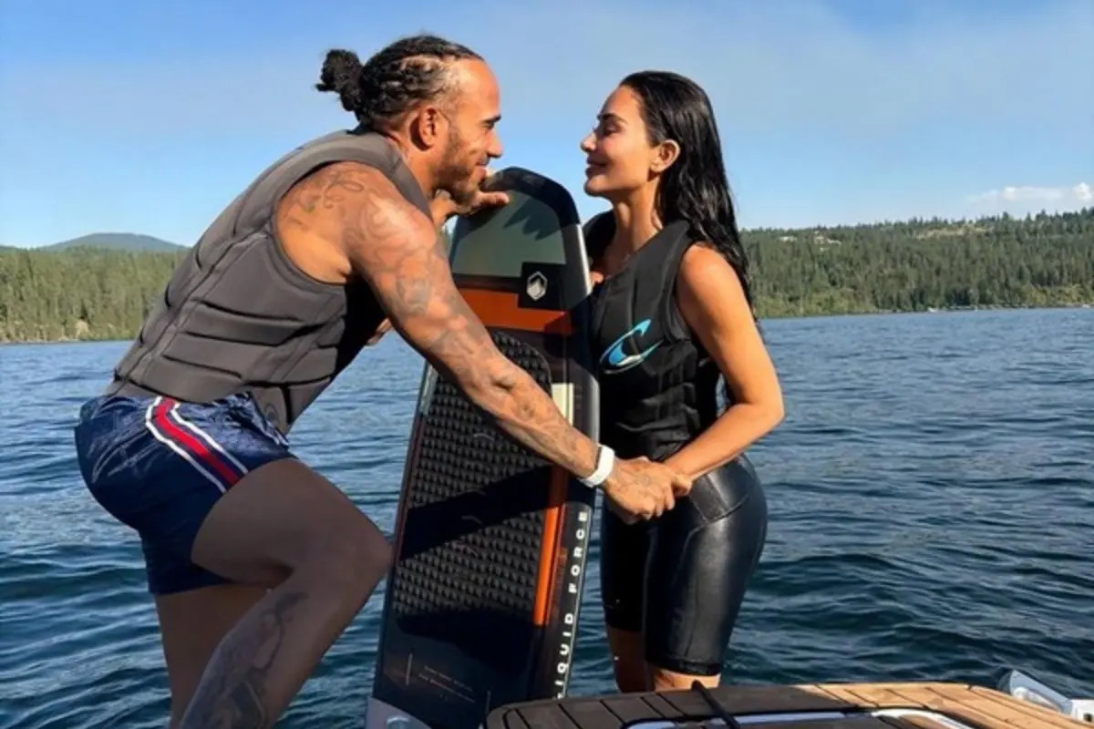 Jauh dari Sirkuit F1, Lewis Hamilton Nikmati Liburan Bersama Kim Kardashian dan Keluarga