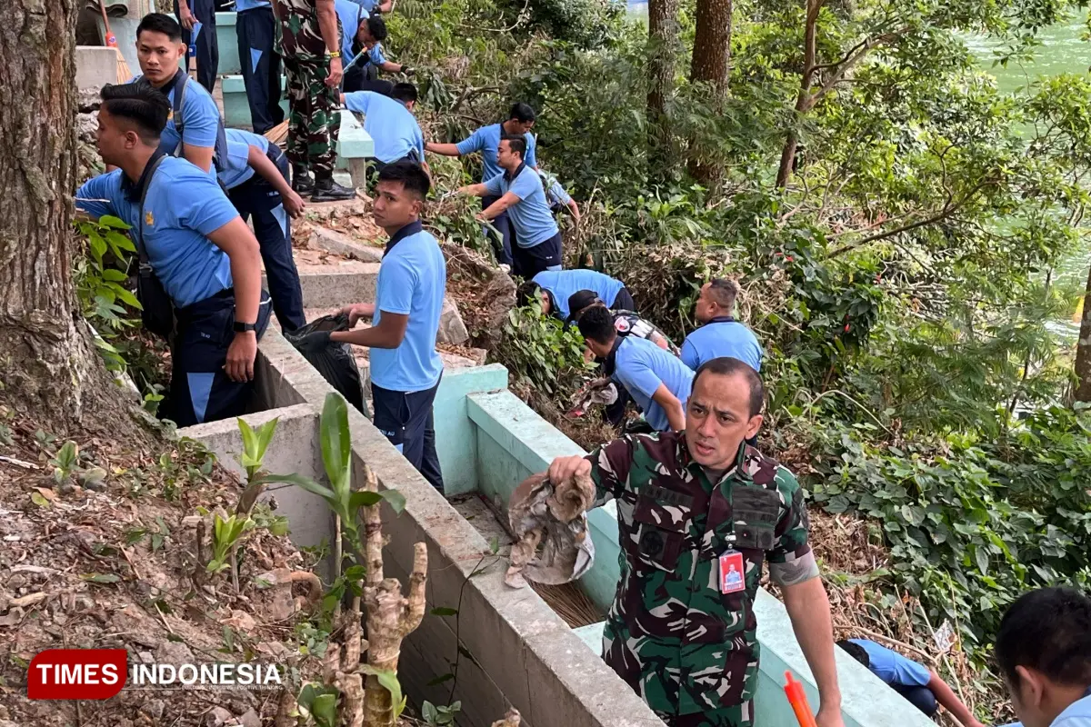 Aksi Lingkungan Peringati Hari Bhakti TNI AU ke-79, Personel Lanud Iswahjudi Magetan Bersihkan Telaga Sarangan