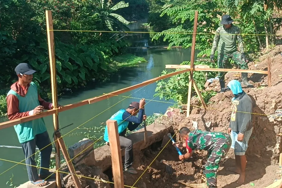 Dukung Percepatan Pembangunan Desa Kaliboto, Kodim 0809 Kediri Bangun Jembatan Perintis Garuda Merah Putih