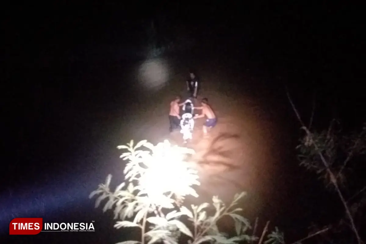 Honda CB150 Terjun Bebas ke Sungai Grindulu Pacitan, Dua Pemotor Lolos dari Maut