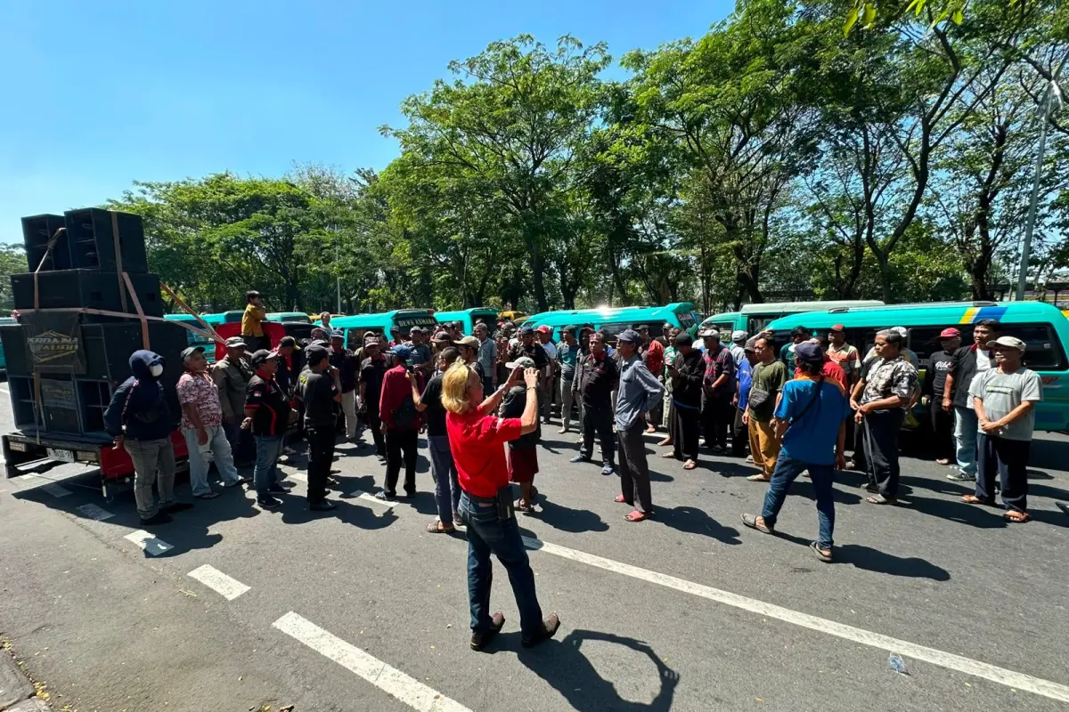 Ratusan Sopir Angkot Gelar Aksi di Dishub Jatim, Tolak Transit TransJatim di Halte Medaeng