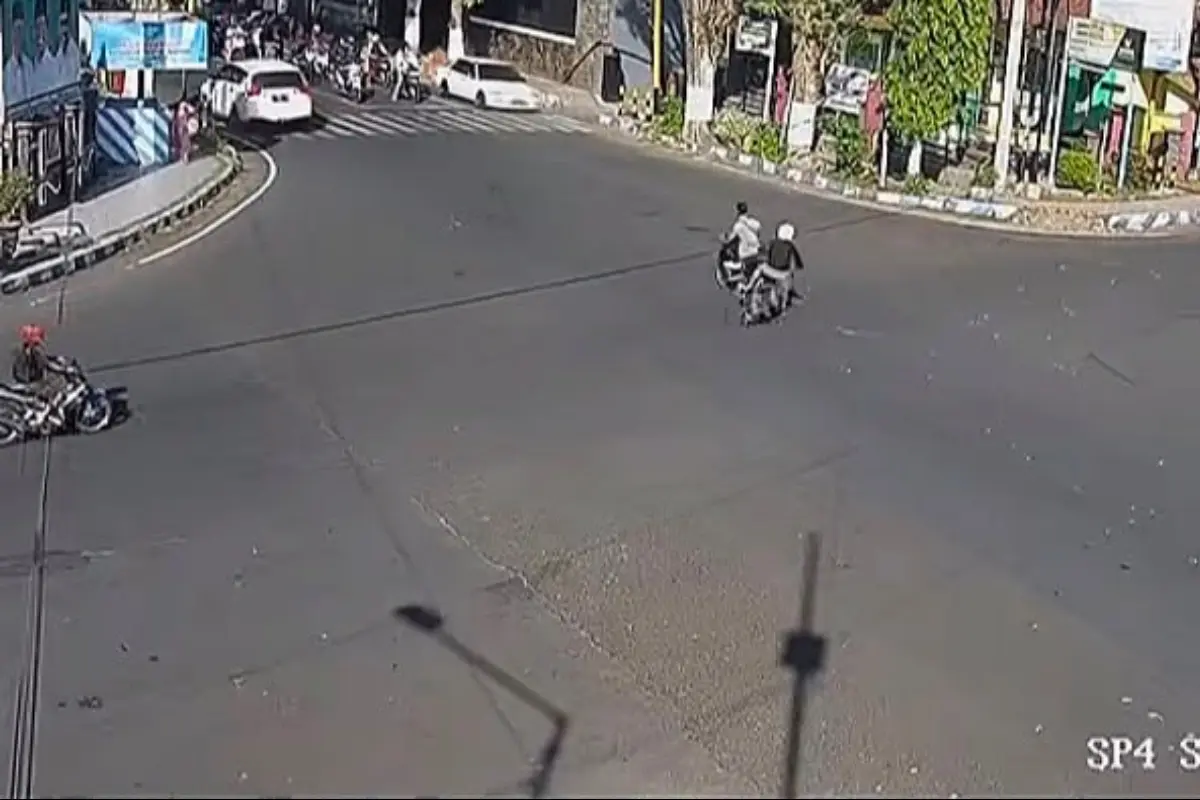 Terekam CCTV Aksi Terobos Lampu Merah di Bondowoso Berujung Kecelakaan, Dishub Jadikan Bahan Edukasi