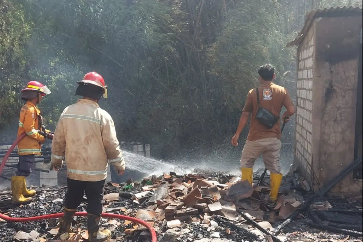 Dipicu Pembakaran Sampah, Rumah Warga di Sendangagung Rembang Ludes Terbakar