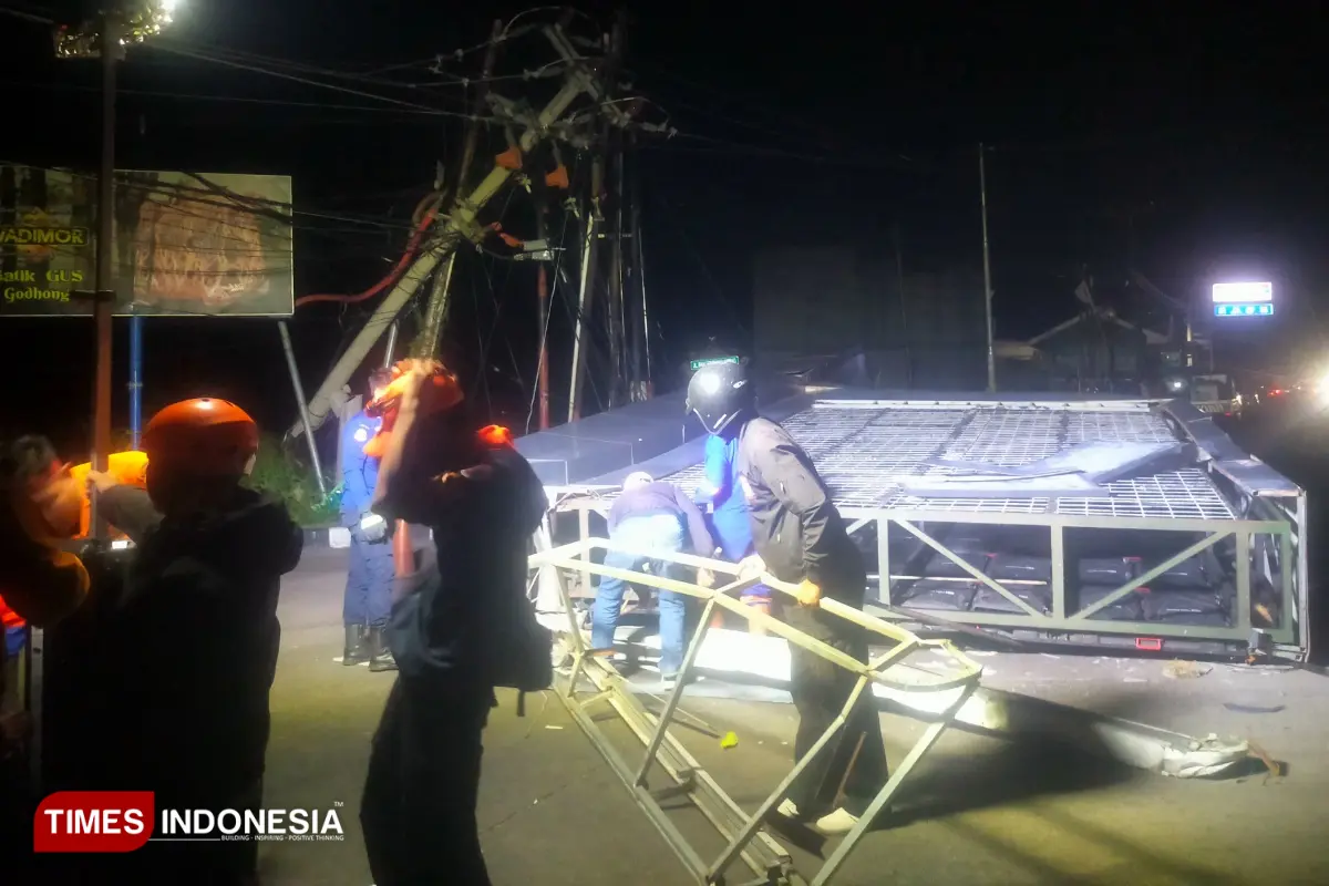 Polisi Dalami Tragedi Videotron Roboh Tewaskan Pengendara di Majalengka, Dugaan Kelalaian Diselidiki