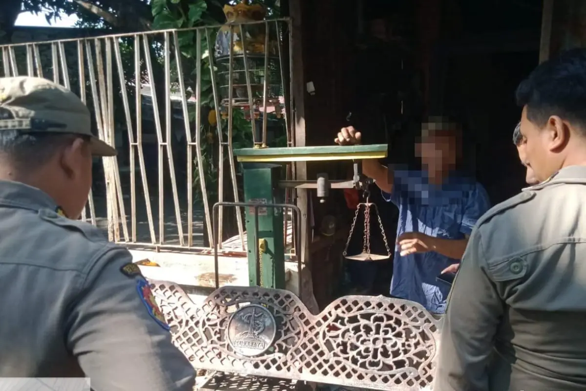 Satpol PP Surabaya Amankan Dua Kursi Besi Berlogo Pemkot dari Lapak Barang Bekas