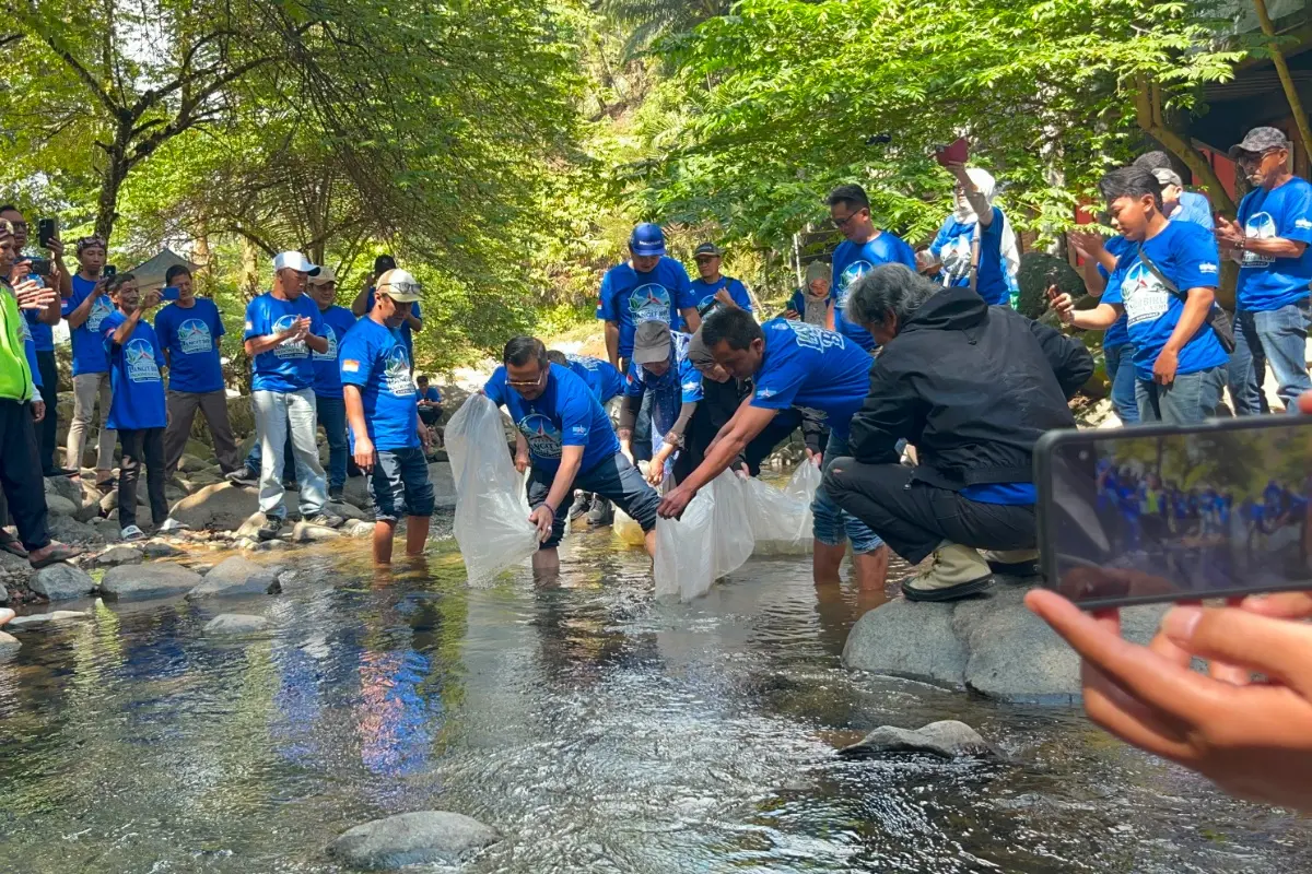 Demokrat Ciamis Tanam Ribuan Pohon dan Tebar Benih Ikan demi Sungai Cireong Asri