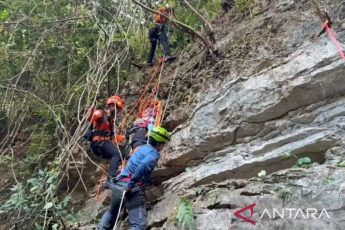 Basarnas Taklukkan Tebing 25 Meter, Enam Mahasiswa Unhas Berhasil Diselamatkan